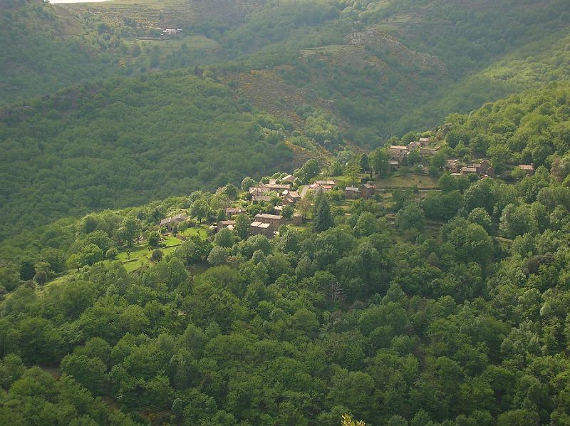 DSCN3001.JPG - Village sur ses faïsses verdoyantes après les pluies de printemps
